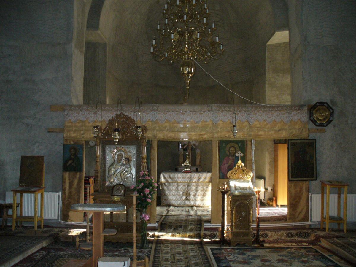 Interiorul noii biserici